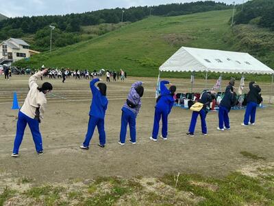 ラジオ体操を一緒に行うバレー部員